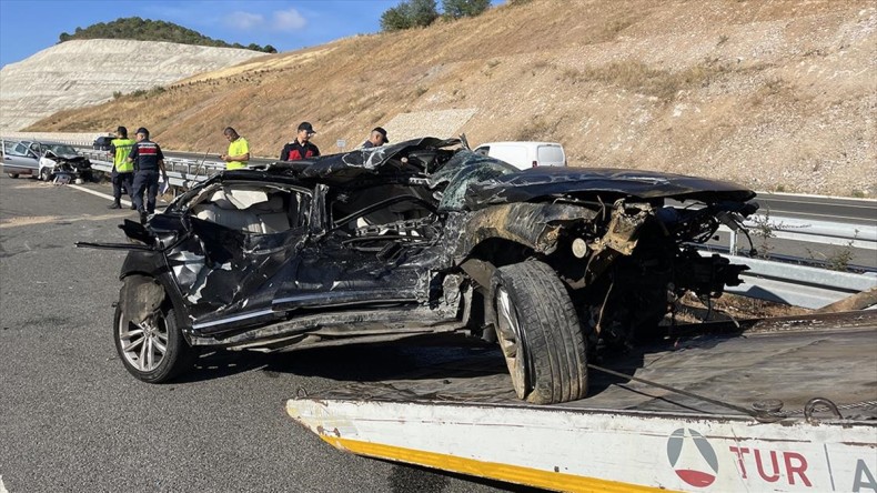 İstanbul-İzmir Otoyolu’ndaki zincirleme kazada 2 kişi öldü, 7 kişi yaralandı