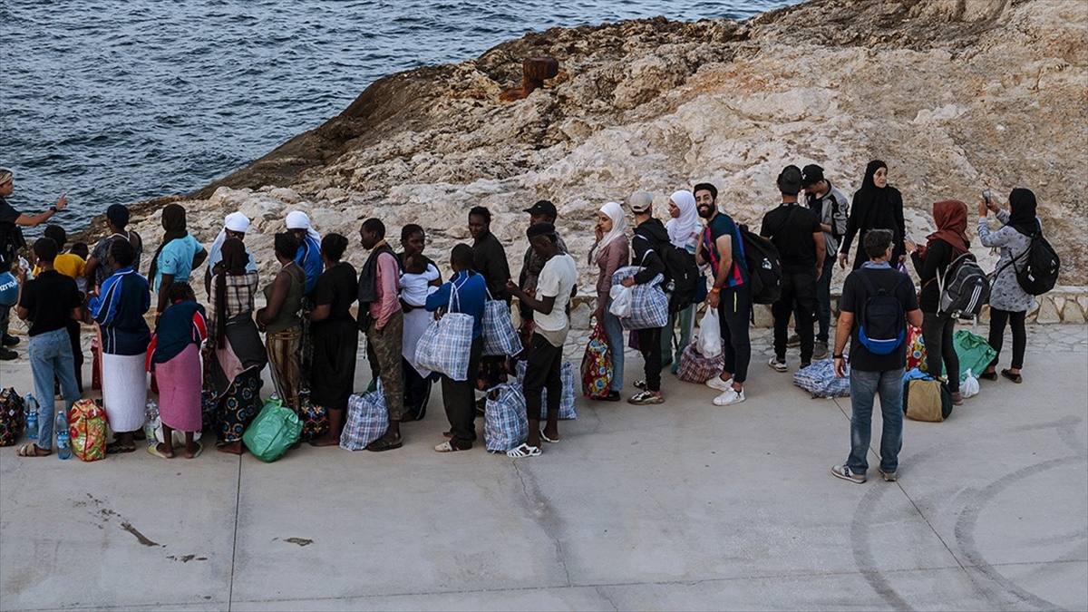 Akdeniz’deki İtalyan adası Lampedusa’ya düzensiz göçmenler gelmeye devam ediyor