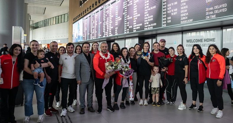 Dünya Güreş Şampiyonası’nda mücadele eden Kadın Güreş Milli Takımı yurda döndü