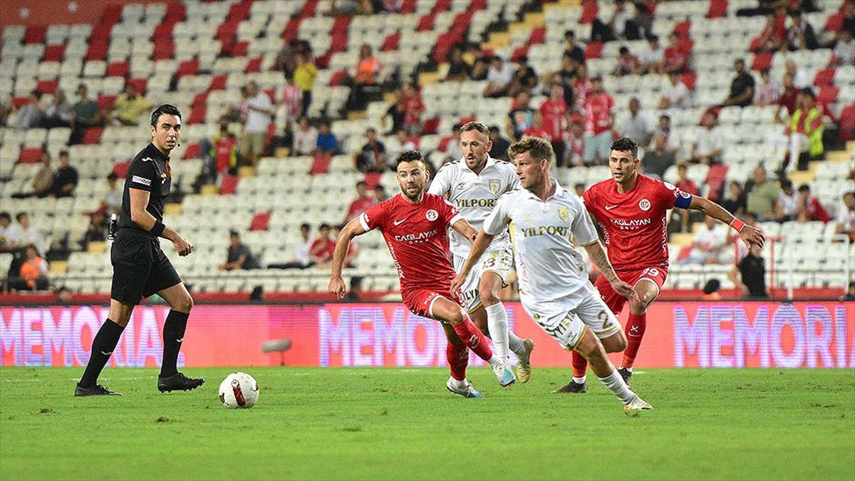 Antalyaspor evinde Yılport Samsunspor’u 2 golle yendi