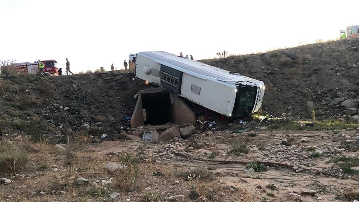 Erzurum’da yolcu otobüsü şarampole devrildi, 3 kişi hayatını kaybetti, 22 kişi yaralandı