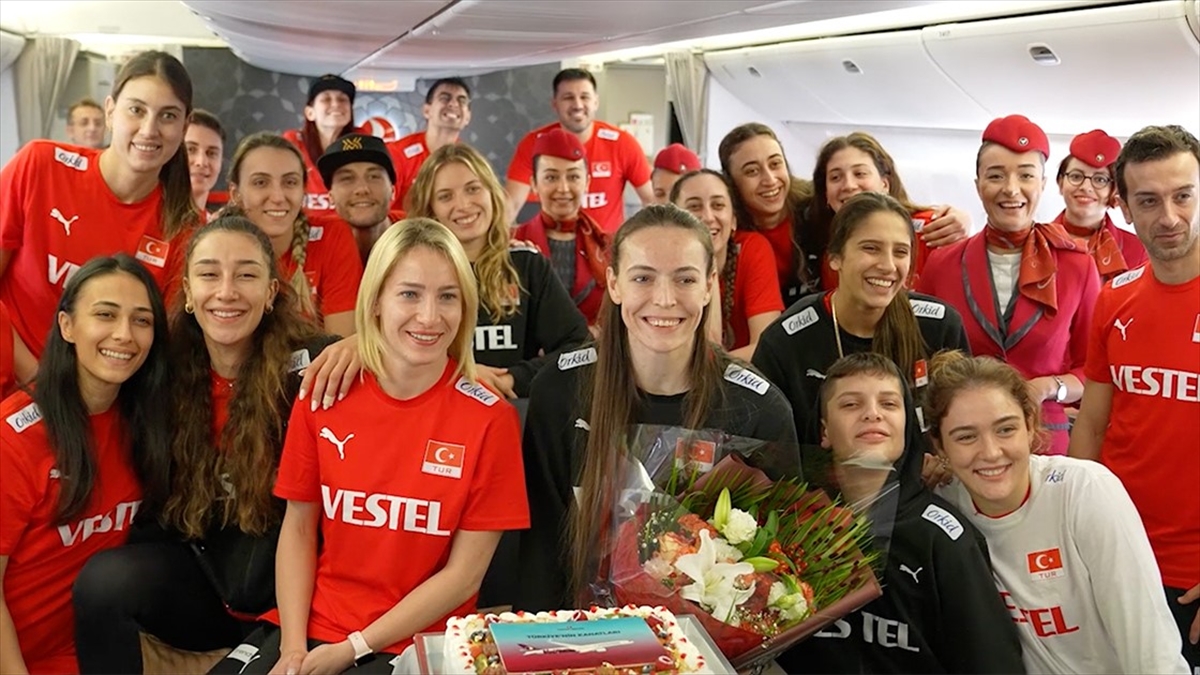 THY’den A Milli Kadın Voleybol Takımı’na uçakta sürpriz kutlama