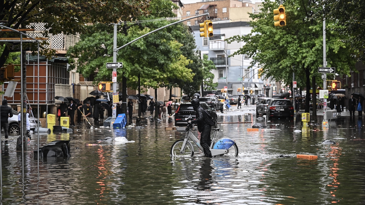 New York’ta yağışlar ve su baskınları nedeniyle olağanüstü hal ilan edildi
