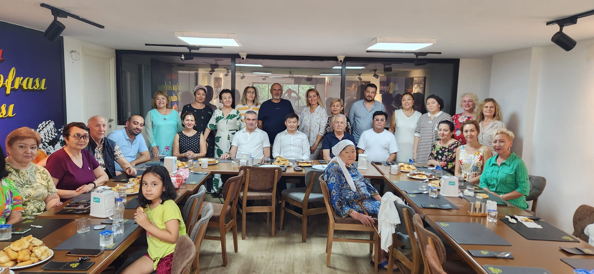 Kazakistan ve Avrasya Devletlerinin Dostluk ve Kültür Derneği Başkanı Akmaral Ryspai Gabdiyeva annesinin 20. ölüm yıldönümünü verdiği geleneksel yemeklerle andı