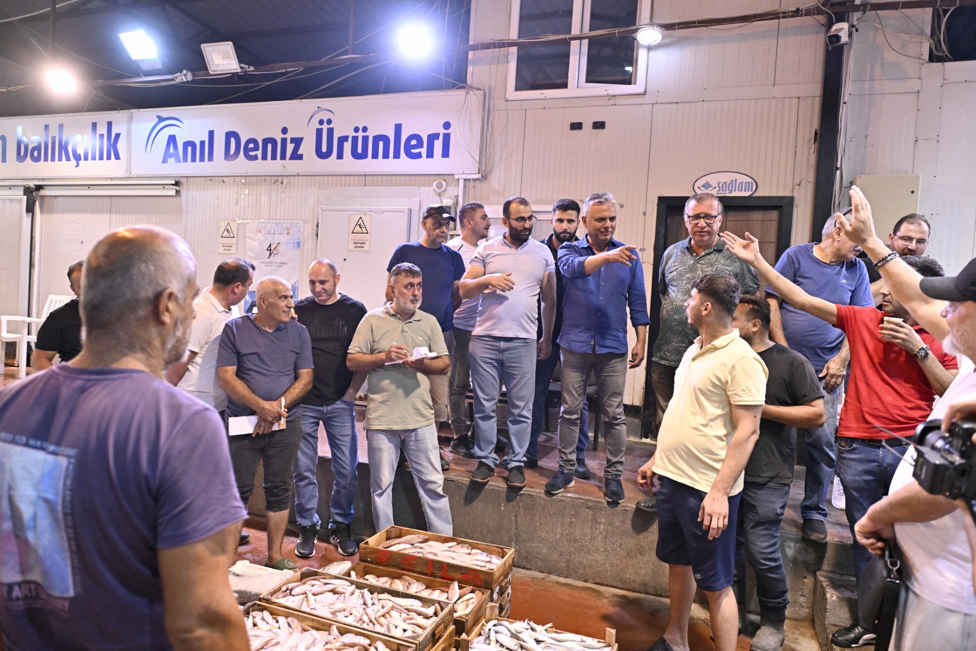 Başkan Uysal, balık mezadını yaptı