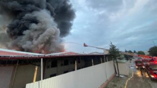Uşak’ta tekstil fabrikasında çıkan yangına ekiplerce müdahale ediliyor