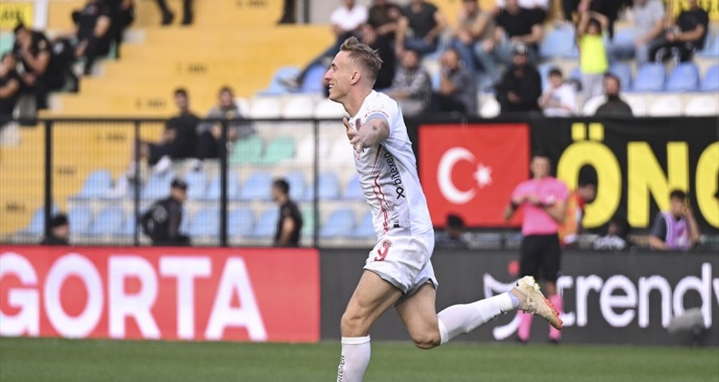 Antalyaspor’da 4 gole ulaşan Adam Buksa, takımın en skorer oyuncusu oldu