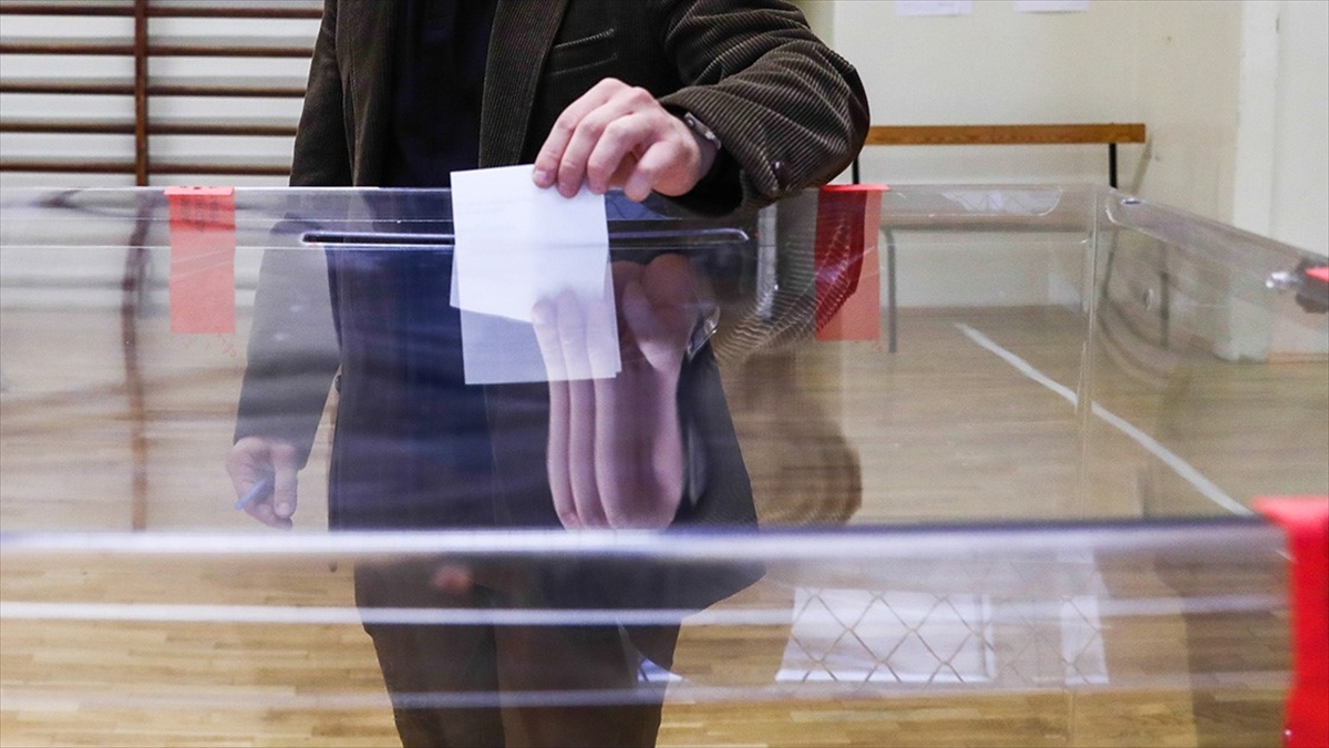 Polonya’da genel seçim ve referandum için oy verme işlemi başladı