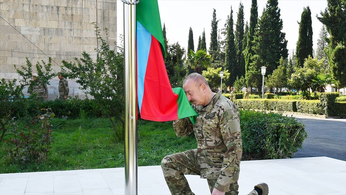 Azerbaycan Cumhurbaşkanı Aliyev, Hankendi ve Hocalı’da Azerbaycan bayrağını göndere çekti