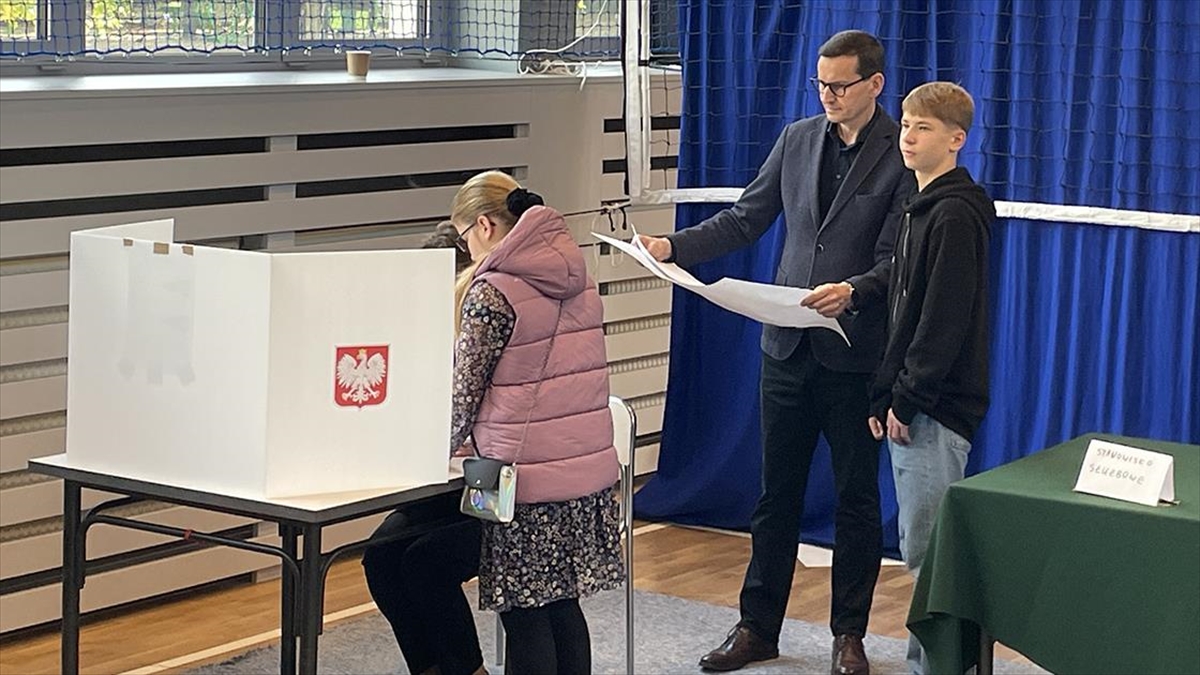 Polonya’da kesin olmayan sonuçlara göre mevcut iktidar parlamentoda çoğunluğu sağlayamıyor