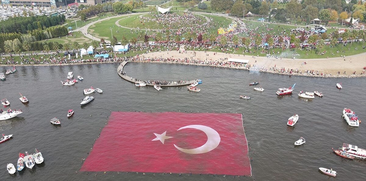 İzmit Körfezi’nde 1923 metrekarelik Türk bayrağı açıldı