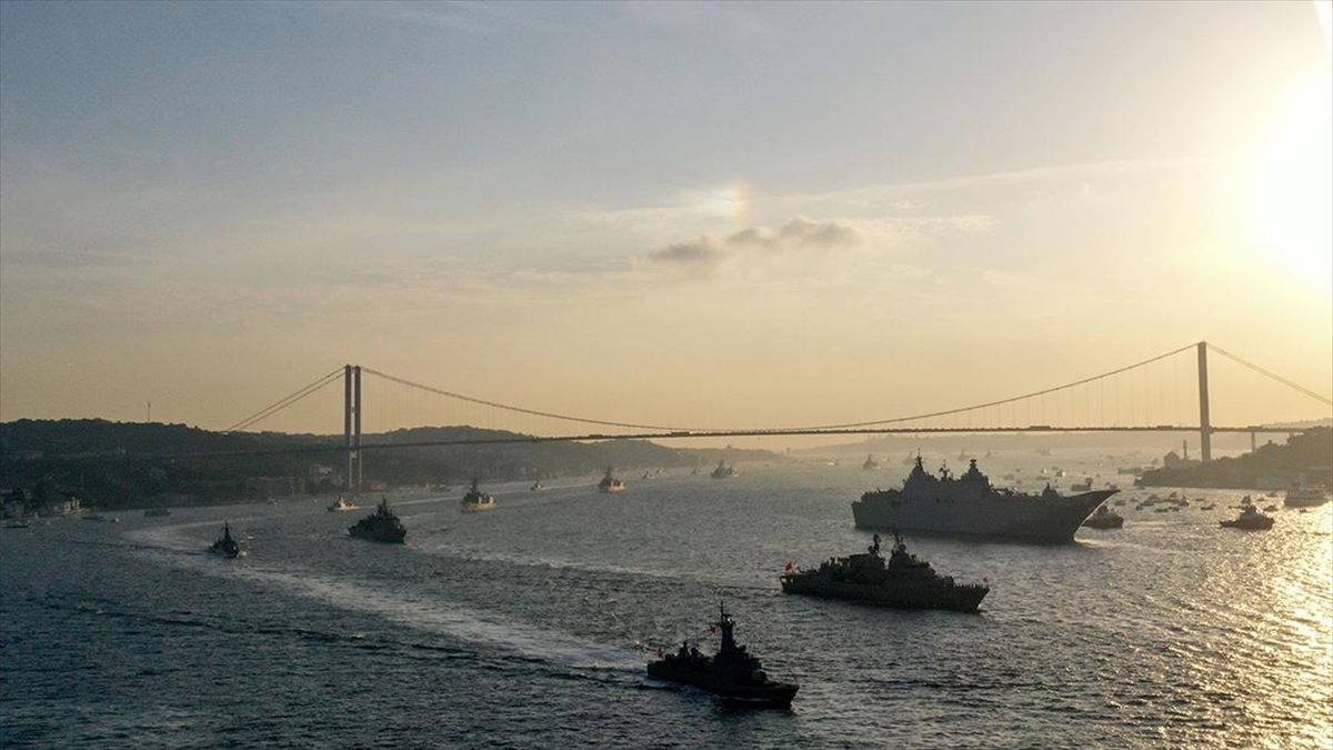 Türk donanması, İstanbul Boğazı’nda tarihinin en büyük resmigeçidini gerçekleştirdi