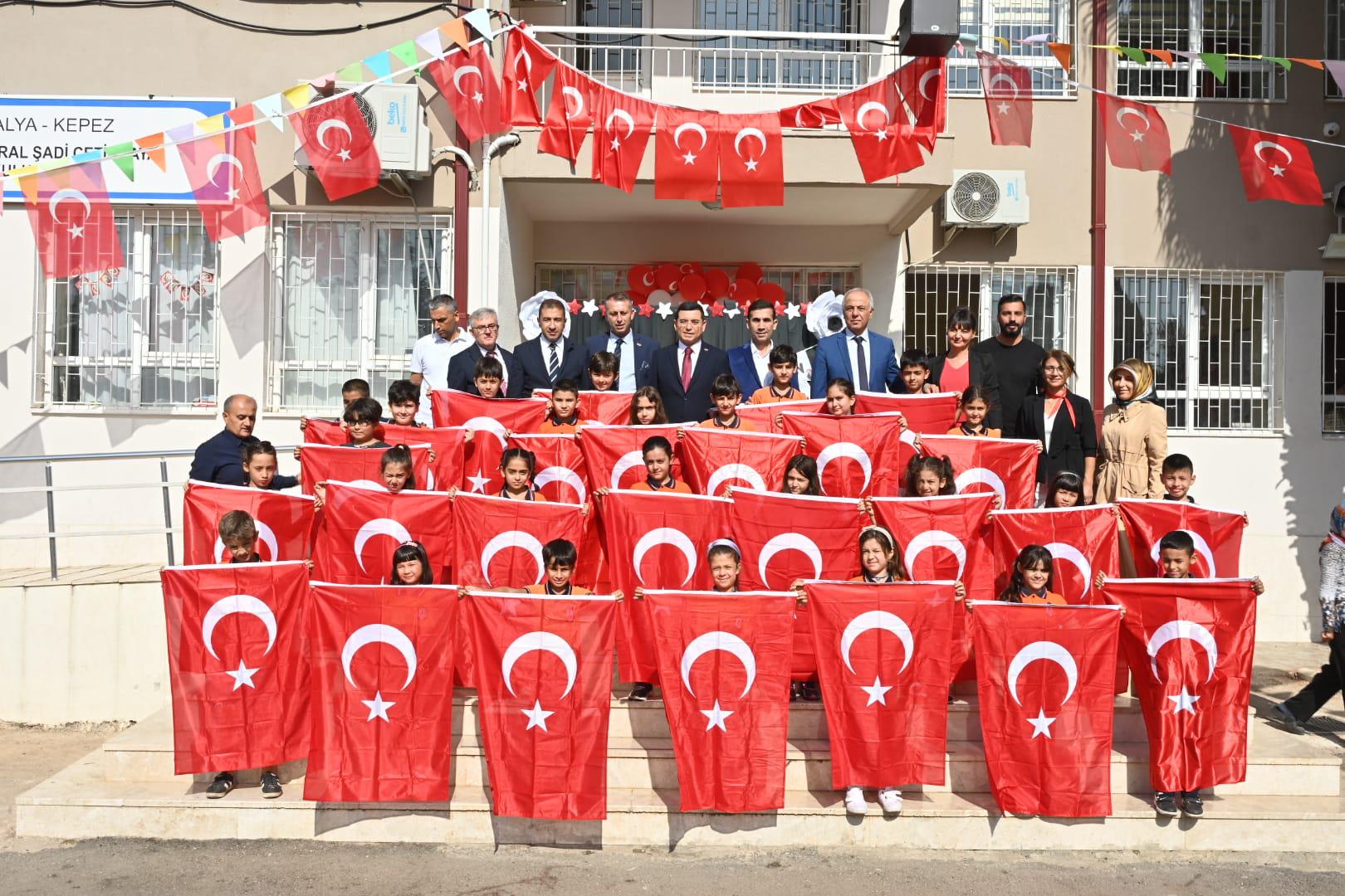 Kepez’den 60 bin öğrenciye 60 bin Türk bayrağı