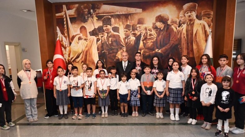 YARIŞMALARDA DERECEYE GİRENLERE ÖDÜLLERİNİ BAŞKAN KADİR KARA VERDİ