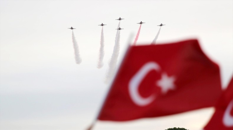 Türk Yıldızları, Manisa’da gösteri uçuşu yaptı