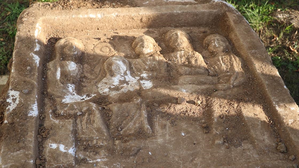 Yalova’da hafriyat çalışmasında Roma döneminden kalma 1800 yıllık mermer stel bulundu