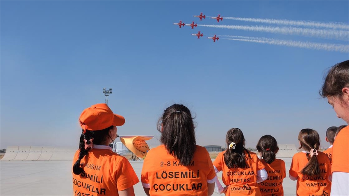 SOLOTÜRK ve Türk Yıldızları, lösemili çocuklar için Konya’da gösteri uçuşu yaptı