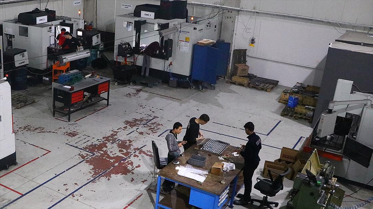 KOSGEB desteğiyle büyüttüğü işletmesinde ürettiği kalıpları Rusya’ya ihraç ediyor