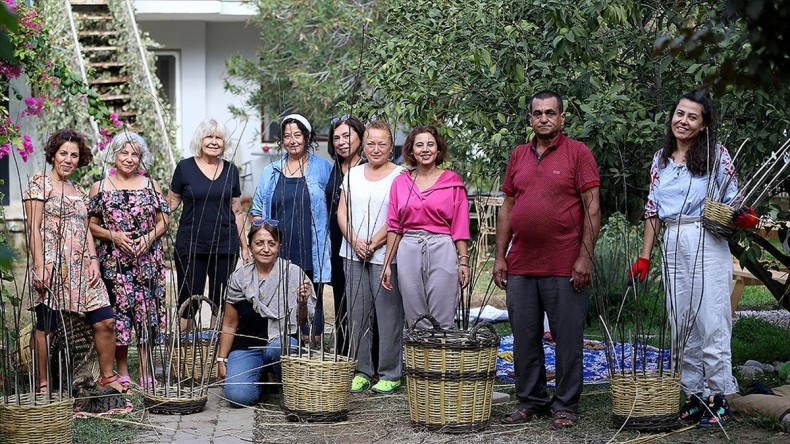 Yarım asırdır uğraştığı “sepet örme” sanatını kadınlara öğretiyor