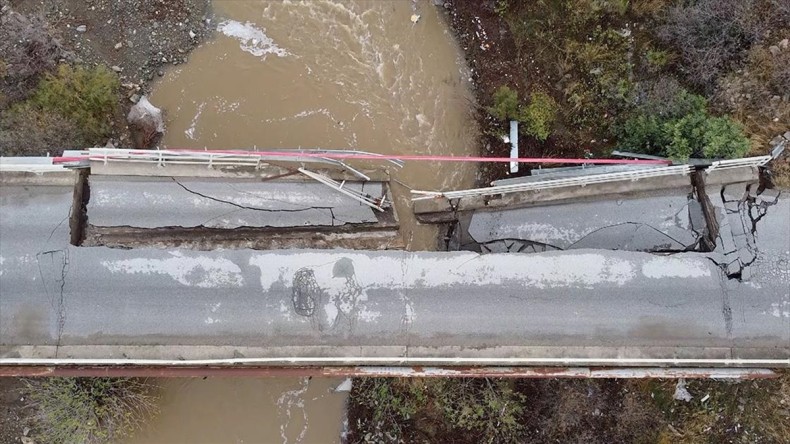 Balıkesir’de şiddetli yağış sonucu kısmen çöken köprüdeki hasar dronla görüntülendi