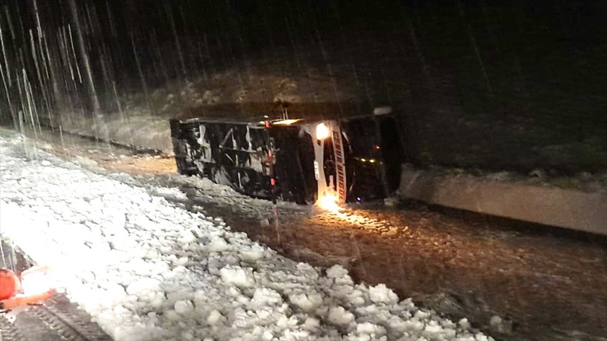 Kar ve tipinin etkili olduğu Bingöl’de 2 yolcu otobüsü devrildi, 22 kişi yaralandı