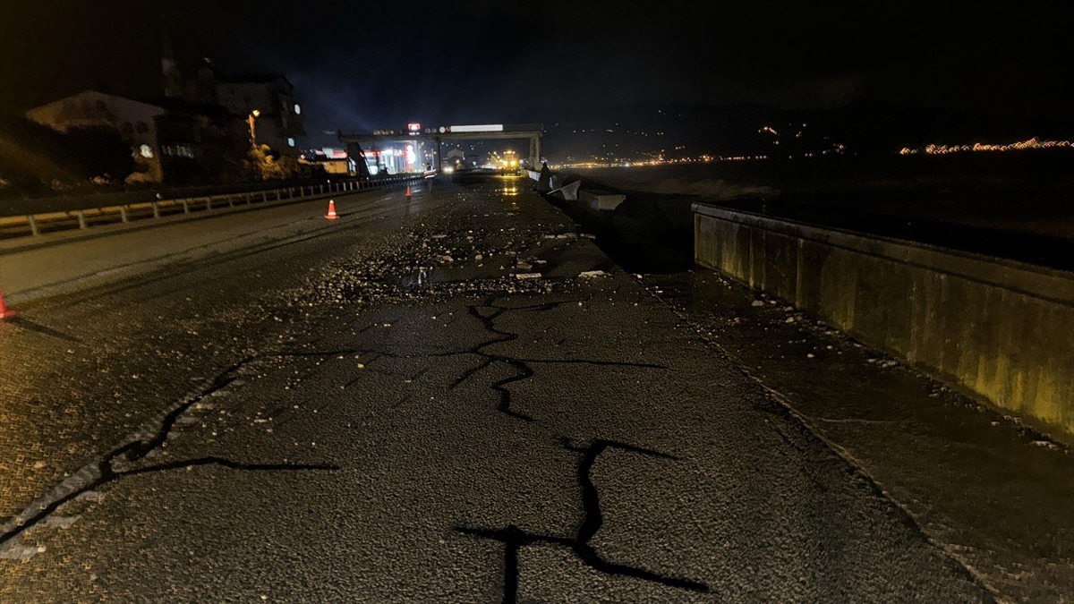 Giresun’da, dalgalar nedeniyle kara yolunda çökme meydana geldi
