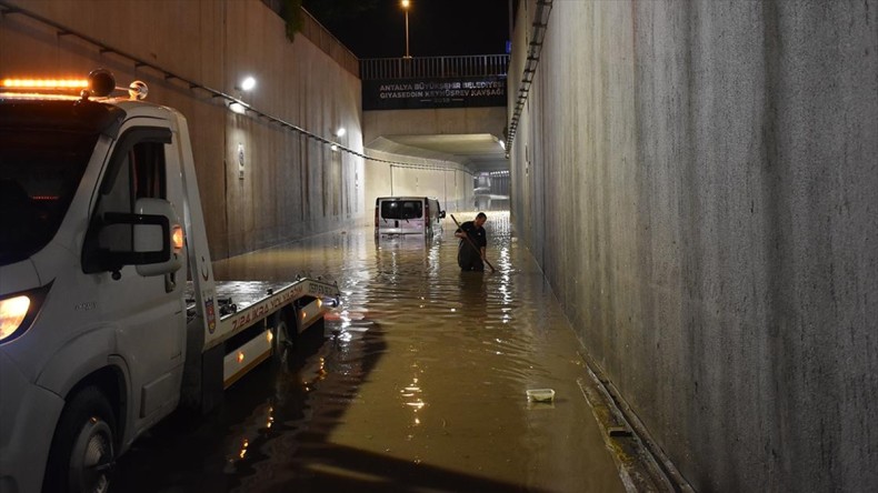 Antalya’da suyla dolan alt geçitte araçta mahsur kalan 3 kişi kurtarıldı