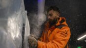 Erzurum’da dev buz kütleleri testere ve ütüyle sanat eserine dönüşüyor