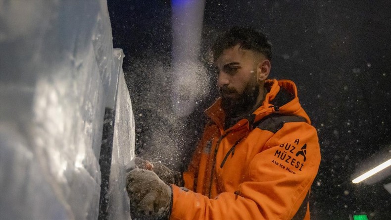 Erzurum’da dev buz kütleleri testere ve ütüyle sanat eserine dönüşüyor