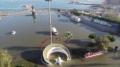 İskenderun’da denizin taşması sonucu su basan ev ve iş yerlerinde temizlik sürüyor