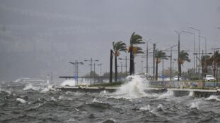 İzmir’de vapur seferleri iptal edildi