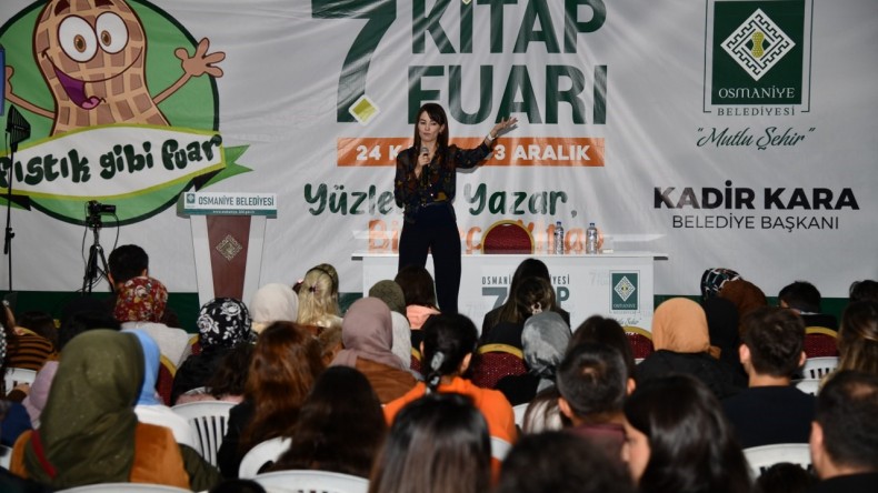 AKADEMİSYEN ANNE, OSMANİYE BELEDİYESİ KİTAP FUARI’NDA EBEVEYNLERLE BULUŞTU