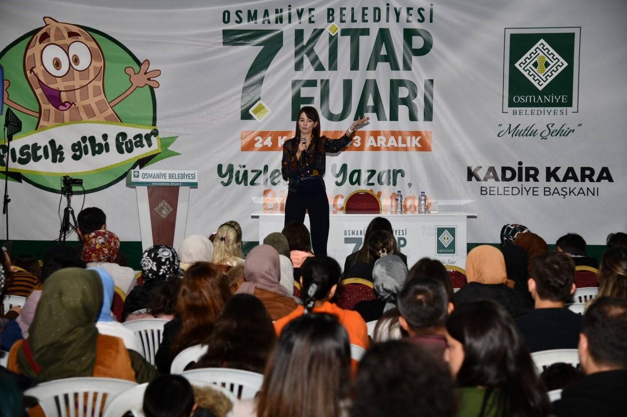 AKADEMİSYEN ANNE, OSMANİYE BELEDİYESİ KİTAP FUARI’NDA EBEVEYNLERLE BULUŞTU