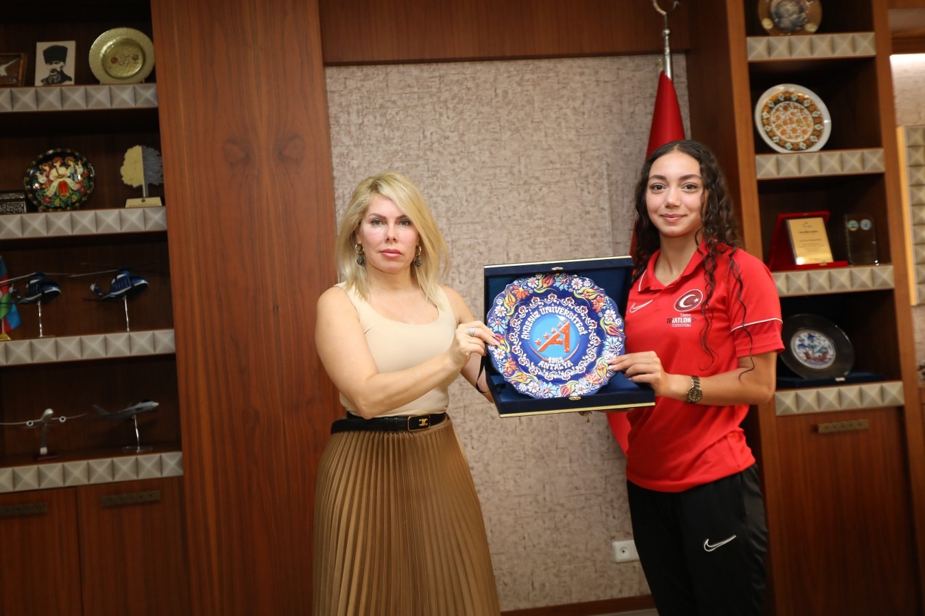 Rektör Özkan, Avrupa Triatlon Kupası’nda altın madalya kazanan Selinay Tuğçe Kır’ı ağırladı