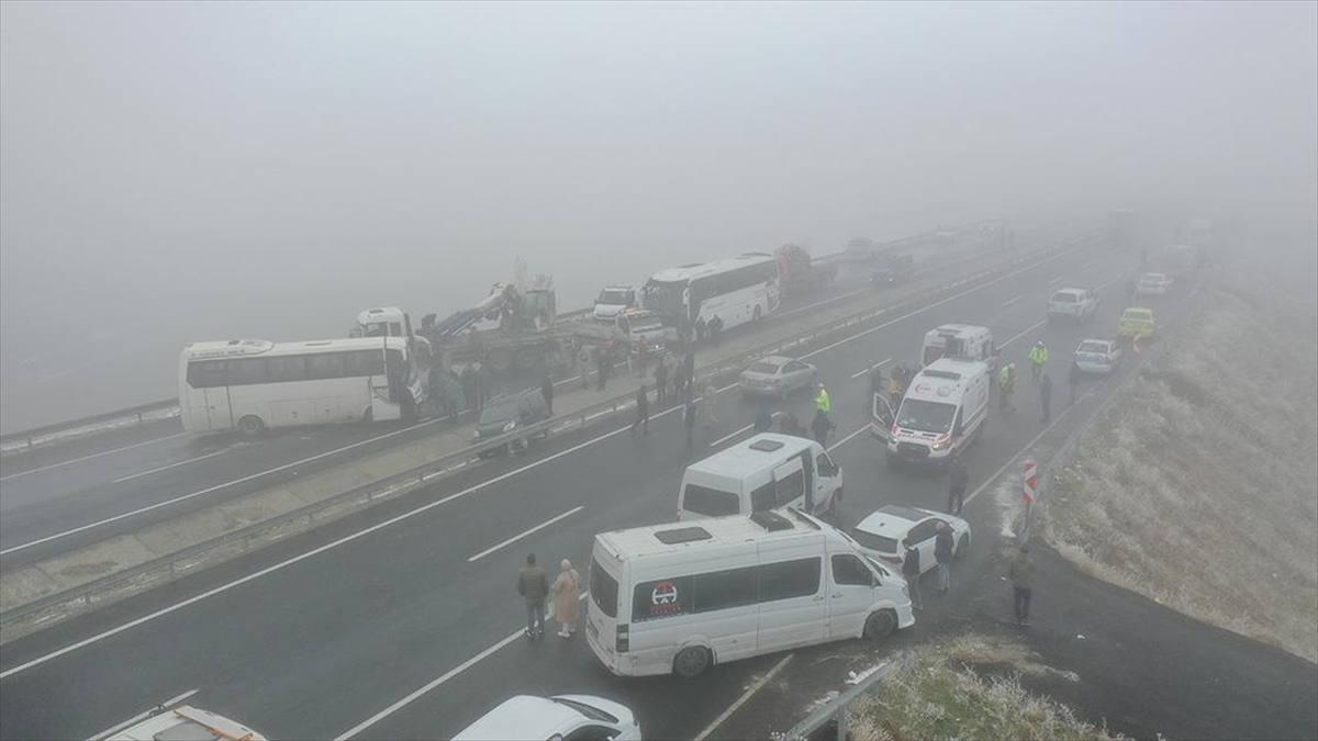 Ağrı’da 7 aracın karıştığı zincirleme trafik kazasında 19 kişi yaralandı
