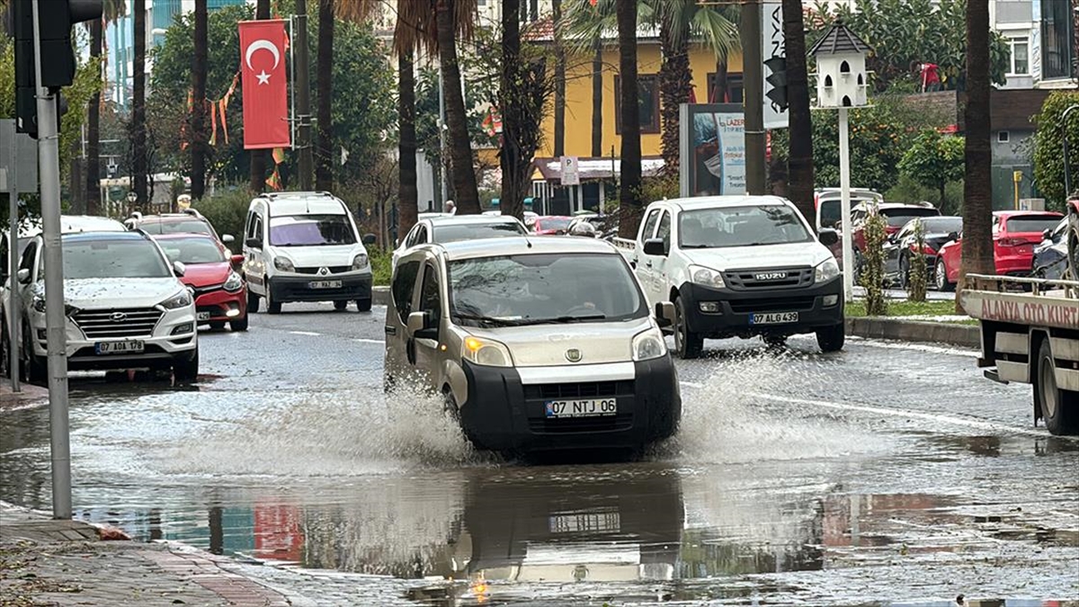 Alanya’da şiddetli yağmur ve dolu