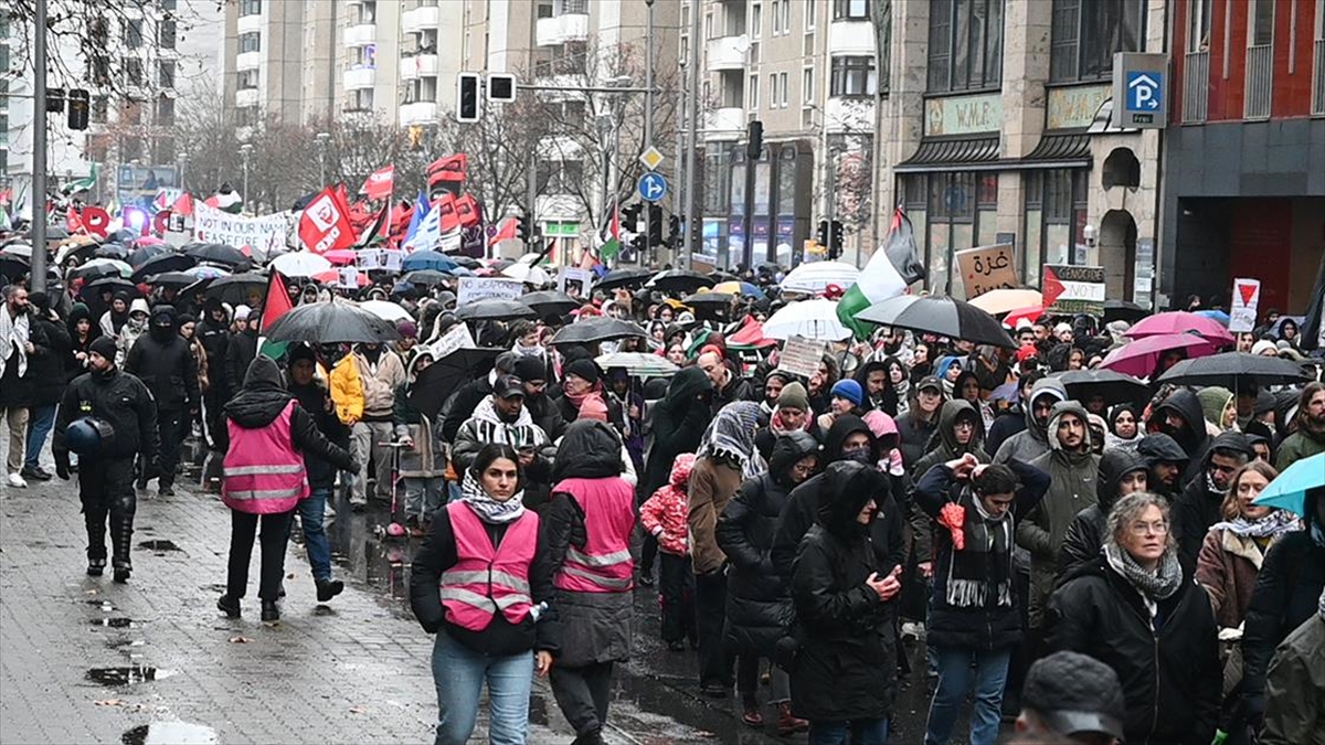 Almanya’da sağanağa rağmen binlerce kişi Filistin’e destek yürüyüşüne katıldı