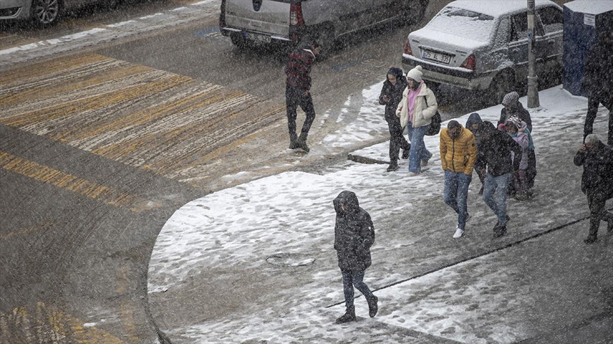 Erzurum ve Ardahan’da kar yağışı etkili oluyor