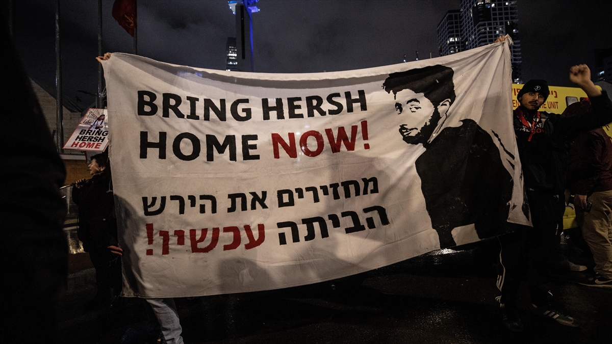 İsrailli esirlerin yakınları “esir takası anlaşması” talebiyle Tel Aviv’de gösteri düzenledi
