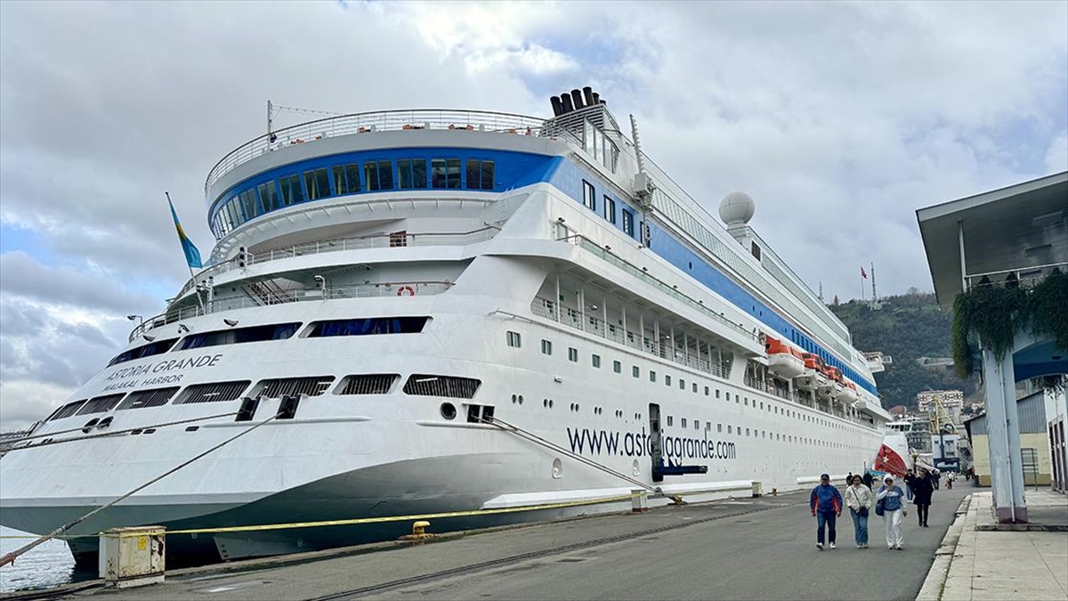 “Astoria Grande” kruvaziyeri Trabzon Limanı’na demir attı