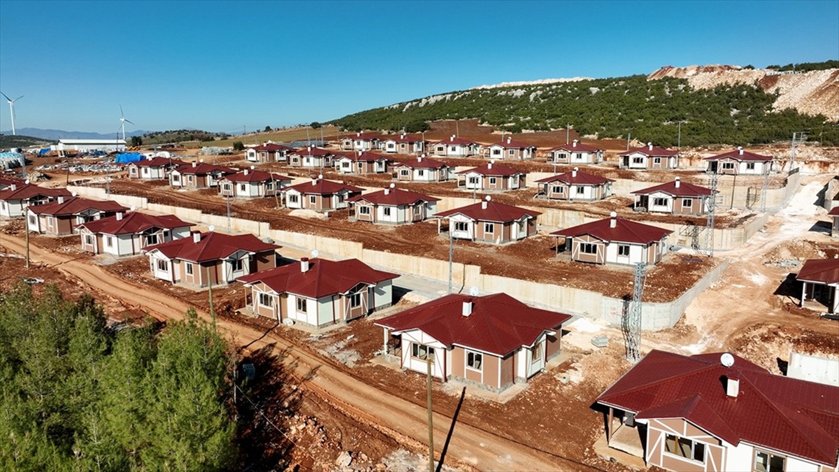 Kalıcı deprem konutlarının yapımı sürüyor
