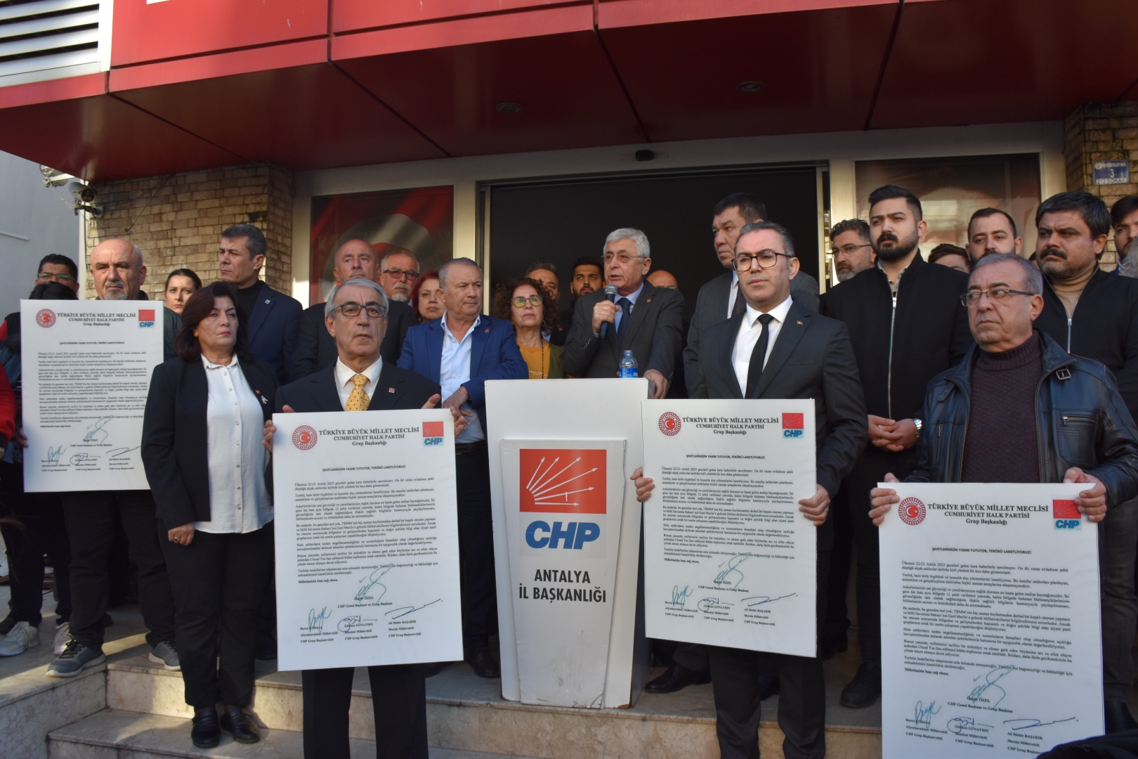 Cumhuriyet Halk Partisi (CHP) Antalya İl Başkanı Nail Kamacı, 81 il genelinde düzenlenen ortak basın açıklaması