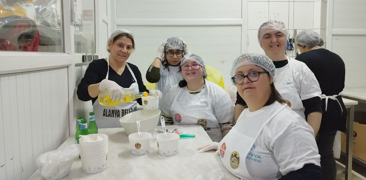 ENGELLİ BİREYLER MUTFAKTA BÖREK AÇTI ENGELSİZ MUTFAK ATÖLYESİ ÇALIŞMALARI BAŞLADI