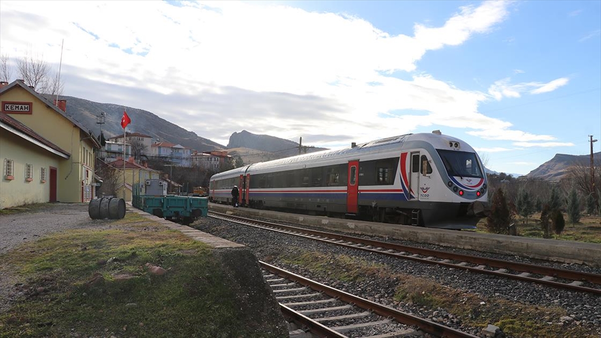 Cumhuriyet’in ilk yıllarından miras Kemah Tren İstasyonu hizmetini sürdürüyor