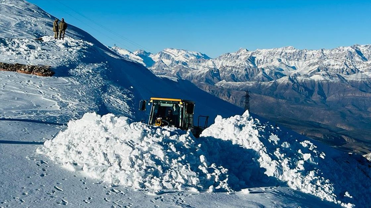 Hakkari’de üs bölgelerinin yolunu açmak için metrelerce karla mücadele ediliyor