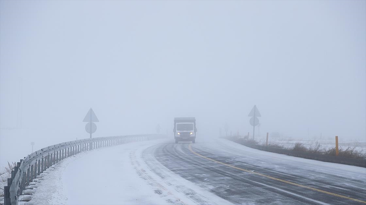 Kars’ta kar ve tipi etkili oluyor