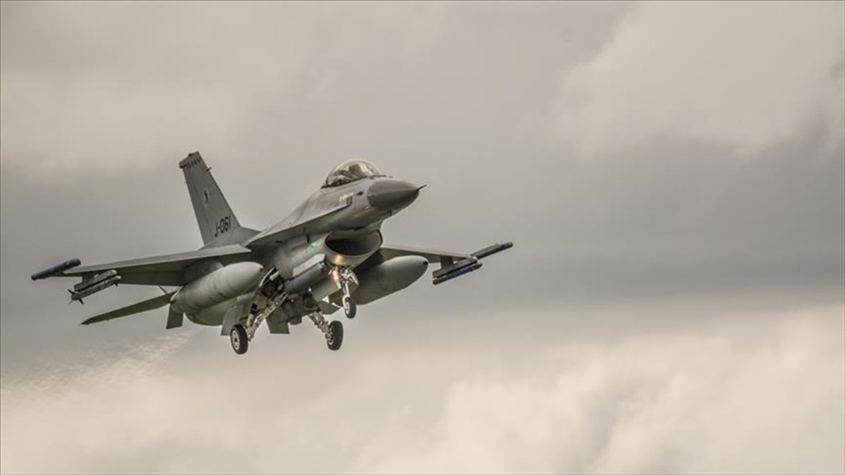 Danimarka, Ukrayna’ya göndereceği F-16 savaş uçaklarının teslimatının ertelendiğini açıkladı