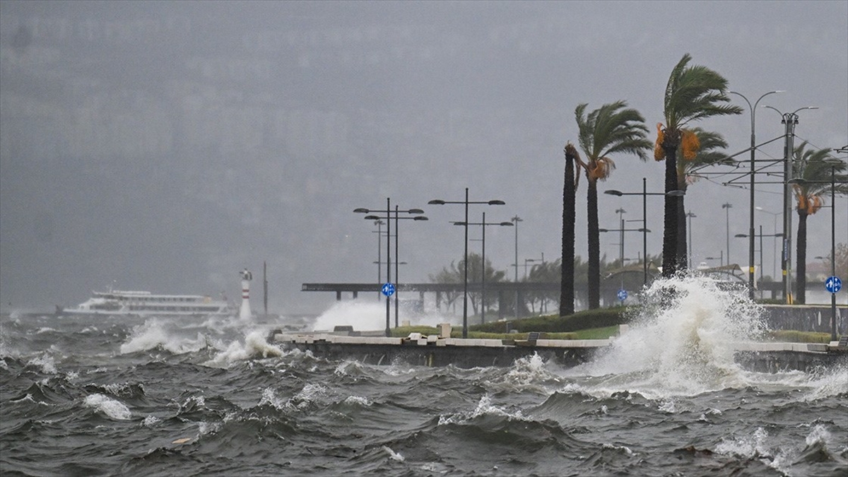 İzmir’de vapur seferleri hava muhalefeti nedeniyle iptal edildi