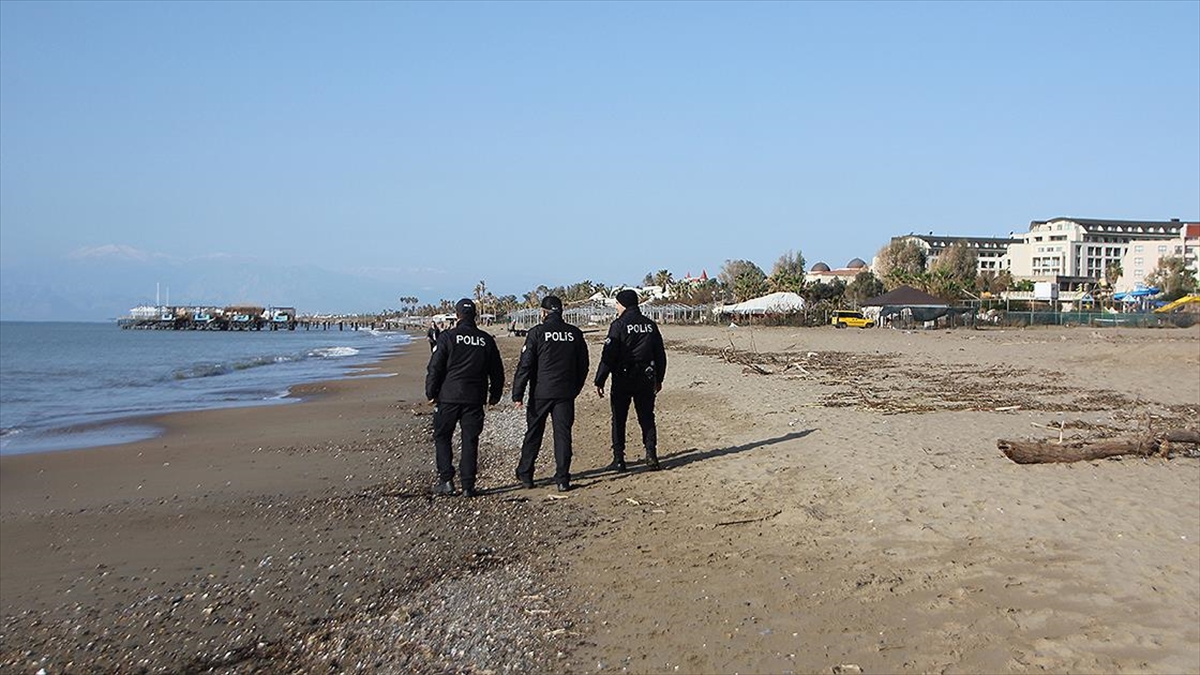 Antalya’da polis ekipleri cansız bedenlerin vurduğu sahillerde devriye geziyor