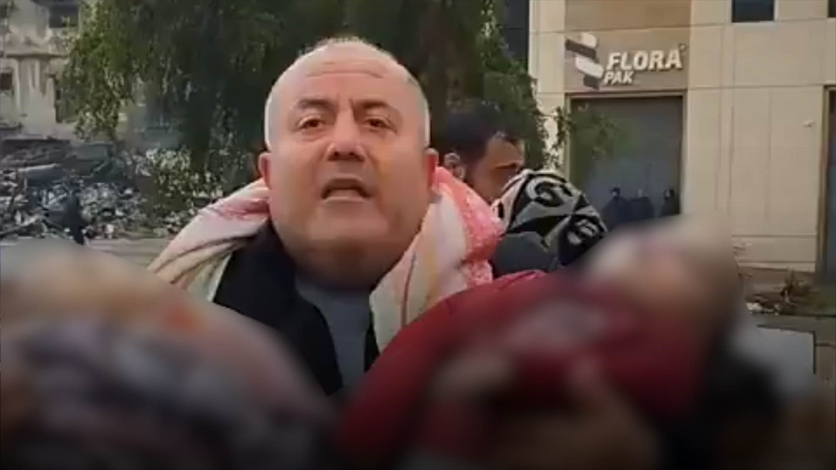 İsrail’in öldürdüğü iki bebeği kucağına alan Filistinli adamın haykırışı: Bu çocuklar ne yaptı?